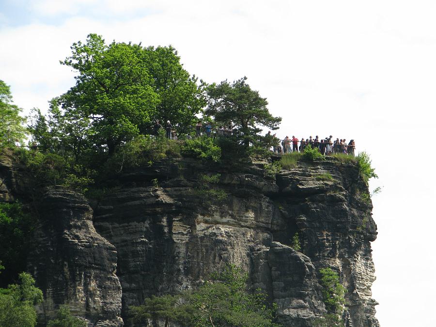 Juni 2010 179.jpg - Die Basteiaussicht ist immer gut besucht.